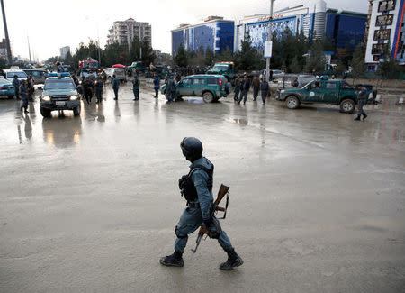 Afghan policemen stand guard after a suicide bomb attack in Kabul, Afghanistan November 16, 2017. REUTERS/Mohammad Ismail