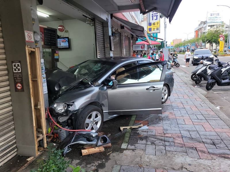 台中市清水區12日上午6時多發生1輛自小客車衝撞刈包店事故，造成駕駛、乘客、店長及店員等5人受傷送醫。（中央社／民眾提供）