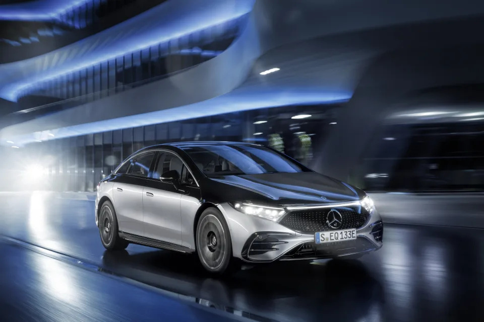 Mercedes-EQ, EQS 580 4MATIC, Exterieur, Farbe: hightechsilber/obsidianschwarz, AMG-Line, Edition 1;( Stromverbrauch kombiniert: 20,0-16,9 kWh/100 km; CO2-Emissionen kombiniert: 0 g/km);Stromverbrauch kombiniert: 20,0-16,9 kWh/100 km; CO2-Emissionen kombiniert: 0 g/km*

Mercedes-EQ, EQS 580 4MATIC, Exterior, colour: high-tech silver/obsidian black, AMG-Line, Edition 1; (combined electrical consumption: 20.0-16.9 kWh/100 km; combined CO2 emissions: 0 g/km);Combined electrical consumption: 20.0-16.9 kWh/100 km; combined CO2 emissions: 0 g/km