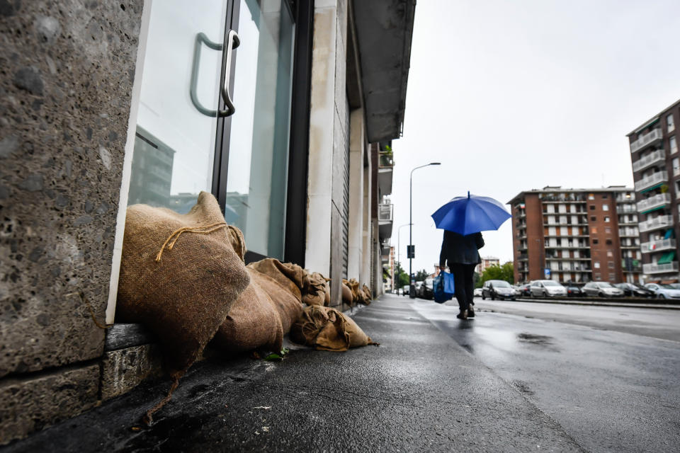 I livelli del Seveso e del Lambro sono saliti di 3 metri in mezz'ora. Centinaia le chiamate ai Vigili del Fuoco: oltre 100 gli uomini impiegati per aiutare persone rimaste bloccate nei sottopassi o negli ascensori. (Foto Claudio Furlan - LaPresse)