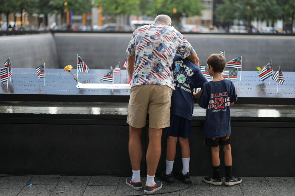 Pessoas olham para o Memorial e Museu Nacional do 11 de Setembro, no dia do 22º aniversário dos ataques de 11 de setembro de 2001 ao World Trade Center no Memorial e Museu Nacional do 11 de Setembro, na cidade de Nova York, EUA, 11 de setembro de 2023 REUTERS/Andrew Kelly