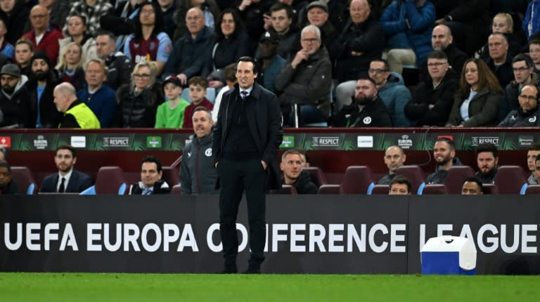 El entrenador español Unai Emery, del Aston Villa, reacciona en la banda durante la ida de los cuartos de final de Conference League contra el Lille (victoria 2-1), el 11 de abril de 2024 en Birmingham (JUSTIN TALLIS)