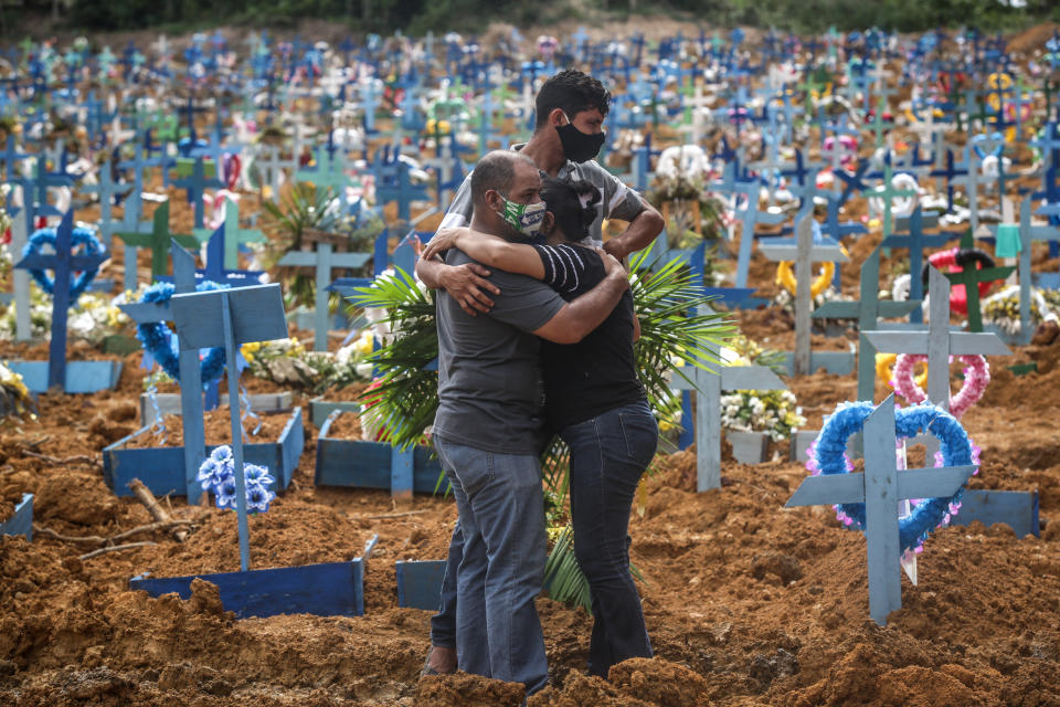 People mourn during a mass burial of coronavirus pandemic victims on May 19, 2020, in Manaus, Brazil. Brazil has over 270,000 confirmed COVID-19 cases and more than 17,000 deaths caused by the virus. (Photo: Andre Coelho via Getty Images)