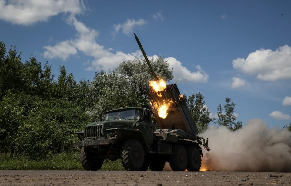 2023年7月18日，烏克蘭頓內茨克州阿夫迪夫卡鎮（Avdiivka）附近，烏軍以「冰雹」（BM-21 Grad）多管火箭砲朝俄軍開火。路透社