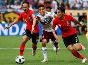 Soccer Football - World Cup - Group F - South Korea vs Mexico - Rostov Arena, Rostov-on-Don, Russia - June 23, 2018 South Korea's Moon Seon-min and Lee Yong in action with Mexico's Hirving Lozano REUTERS/Jason Cairnduff