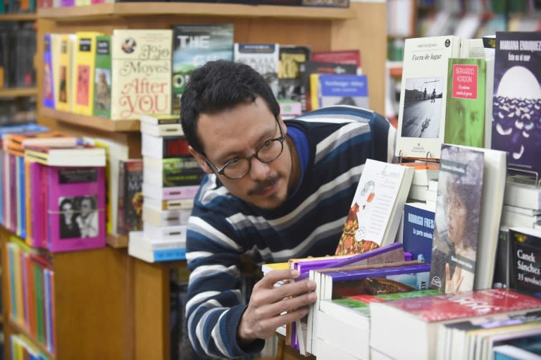 Jairo Rojas moved in April 2015 to Uruguay, where he has published three books of poetry, won poetry prizes and launched a verse publishing operation with friends