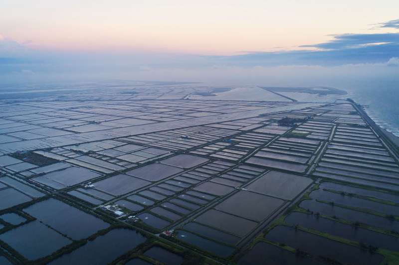 20191009-台南市七股區大潮溝與海埔魚塭。漁電共生。（取自Guanting Chen@wikipedia/CC BY-SA 4.0）