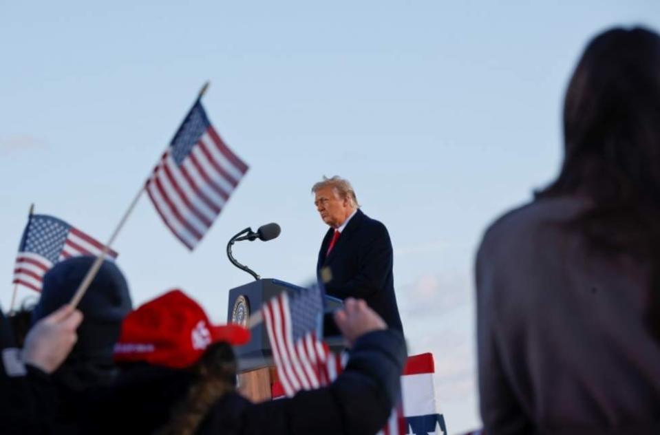 Trump dando su discurso de despedida en Andrews