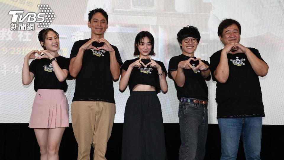 左起蔡亘晏、黃鐙輝、江齊、盧廣仲、瞿友寧導演出席《他馬克老闆》粉絲見面會。（圖／張哲鳴攝）