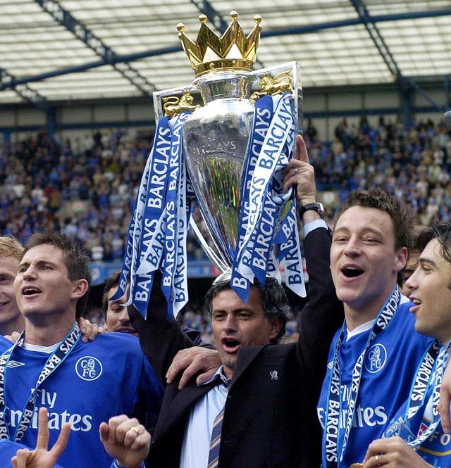 Jose Mourinho lifts the 2004-05 Premier League trophy