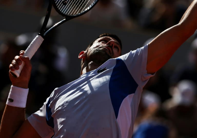 Le Serbe Novak Djokovic à l'entraînement le 25 mai 2024 à Roland-Garros. En panne de résultat cette saison, le N.1 mondial va faire son entrée dans le tournoi le 28 mai en nocturne face au Français Pierre-Hugues Herbert (ALAIN JOCARD)