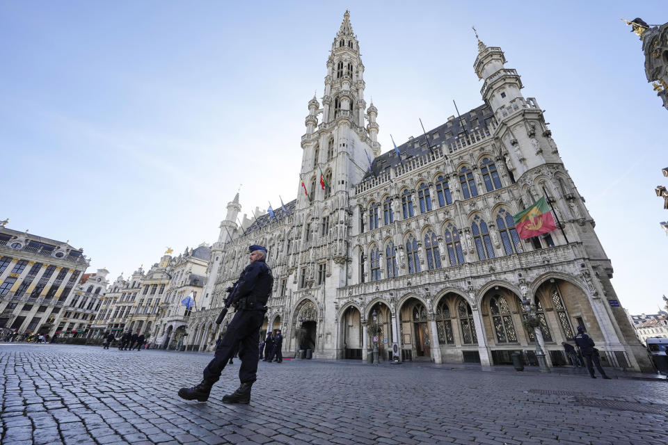 Un policía belga vigila la plaza central de Bruselas, el martes 17 de octubre de 2023, tras el ataque a tiros contra dos suecos. (AP Foto/Martin Meissner)