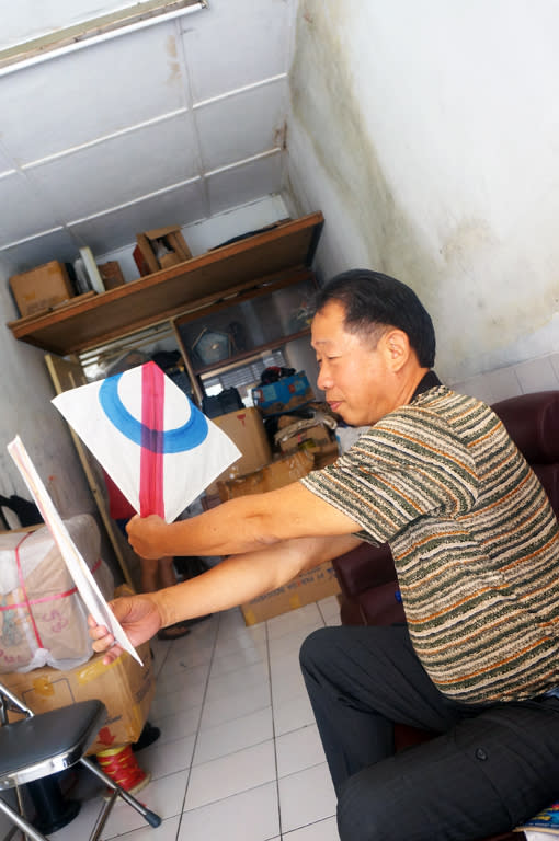 A kites-champion right down Bandung’s little alley