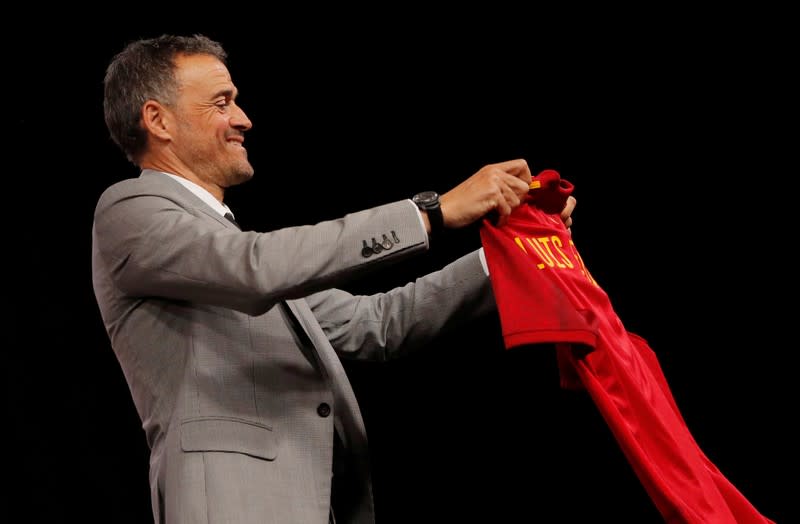 El entrenador de España Luis Enrique con la camiseta después de la conferencia de prensa en la sede de la Federación Española de Fútbol, Las Rozas, España