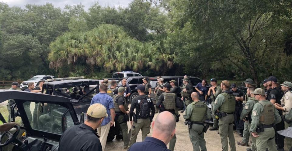 Numerosos oficiales de la policía y otras agencias participan de la búsqueda de Brian Laundrie en el área natural Carlton Reserve, en el suroreste de Florida (North Port Police Department via AP)