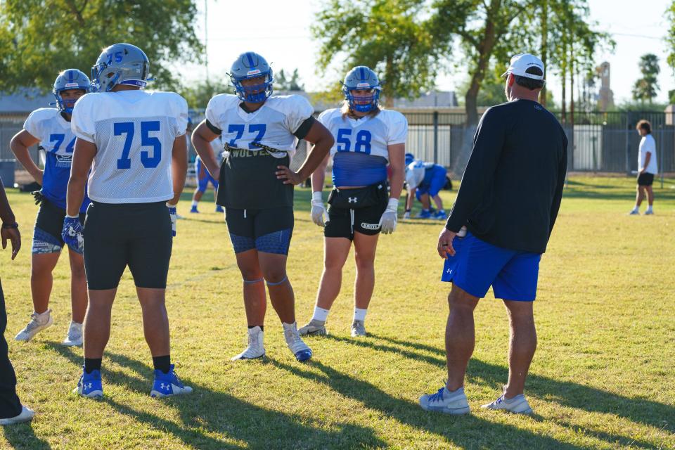 Dominic Raiola leads Chandler's offensive line in practice on Oct. 24, 2022, in Chandler, AZ.