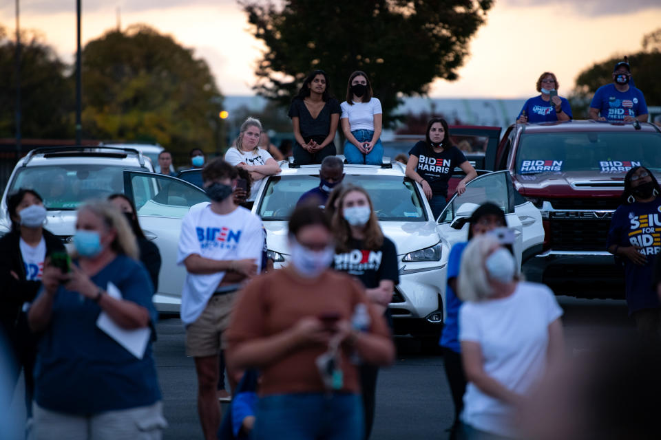 La gente se reúne en un "mitin sobre ruedas" donde el expresidente Barack Obama hizo campaña para Joe Biden, el candidato presidencial demócrata, en Filadelfia, el 21 de octubre de 2020. (Kriston Jae Bethel/The New York Times)