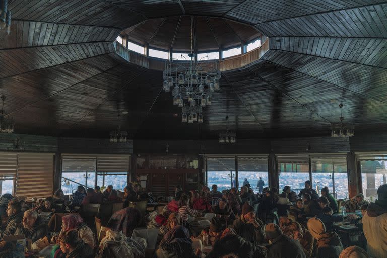 Residentes desplazados se refugian en un antiguo restaurante de Antakya, en la provincia turca de Hatay, el jueves 9 de febrero de 2023