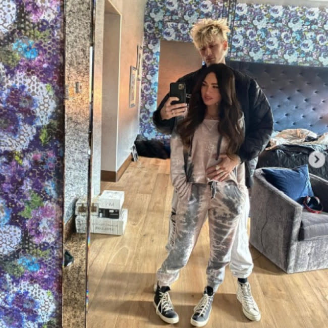 Machine Gun Kelly posando con su novia Megan Fox credit:Bang Showbiz