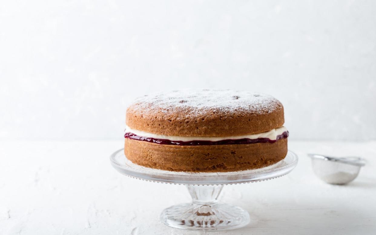 Can you fool your friends with shop-bought Victoria sandwiches - or are you better off baking your own? - Moment RF