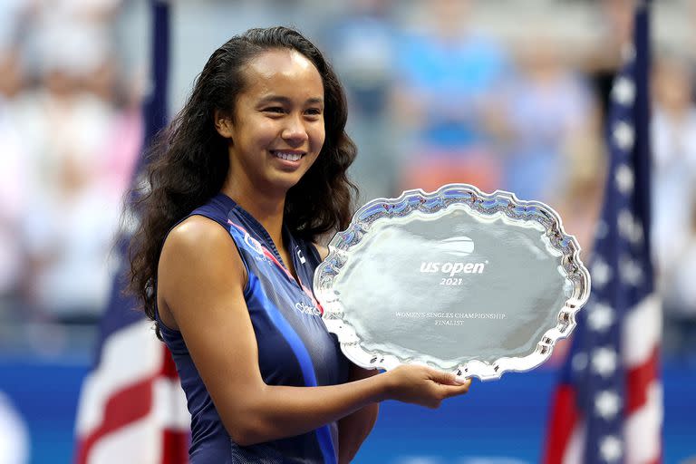 Ella también: la canadiense Leylah Annie Fernandez luce el plato de subcampeona del Abierto de los Estados Unidos