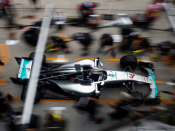 Crew-Mitarbeiter schieben das Auto von Lewis Hamilton während des Grand Prix in Sepang, Malaysia, zum Reifenwechsel. (Bild: REUTERS/Edgar Su)