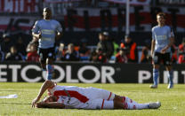 El jugador de River Plate Mariano Pavone llora en el piso tras el juego de la promoción del fútbol argentino ante el Belgrano. Tras 110 años en la primera categoria, el equipo bonaerense fue relegado a la segunda división. AP/Natacha Pisarenko