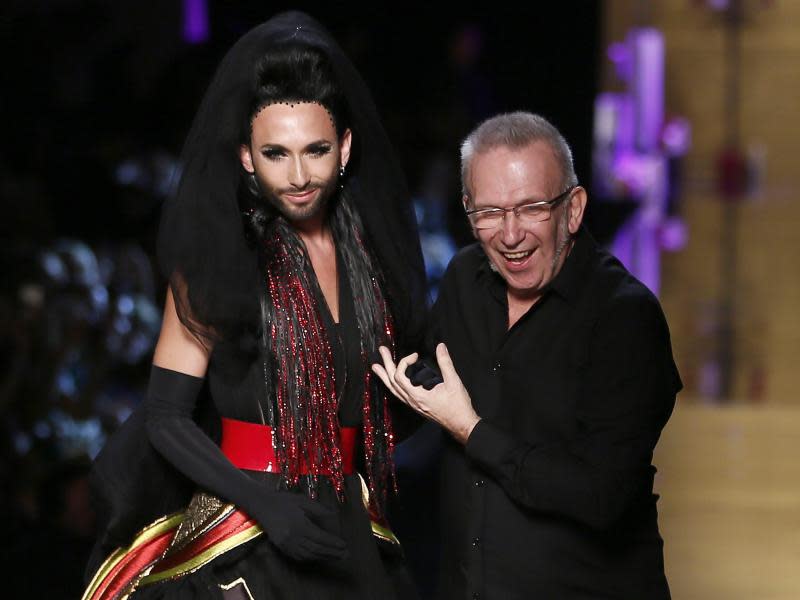 Der Star-Designer und sein Star-Gast: Jean Paul Gaultier und Conchita Wurst. Foto: Etienne Laurent