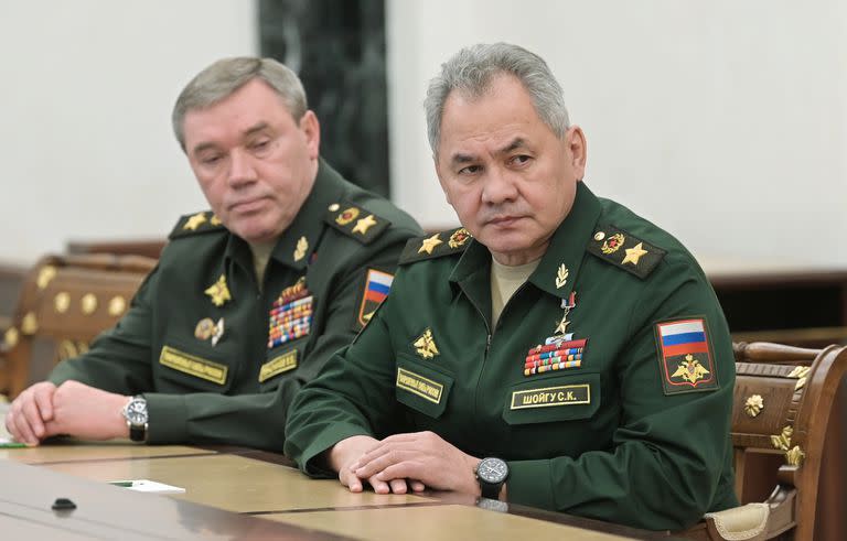 Sergei Shoigu y el general Valery Gerasimov, durante la reunión en la que Putin ordenó poner en alerta las armas nucleares