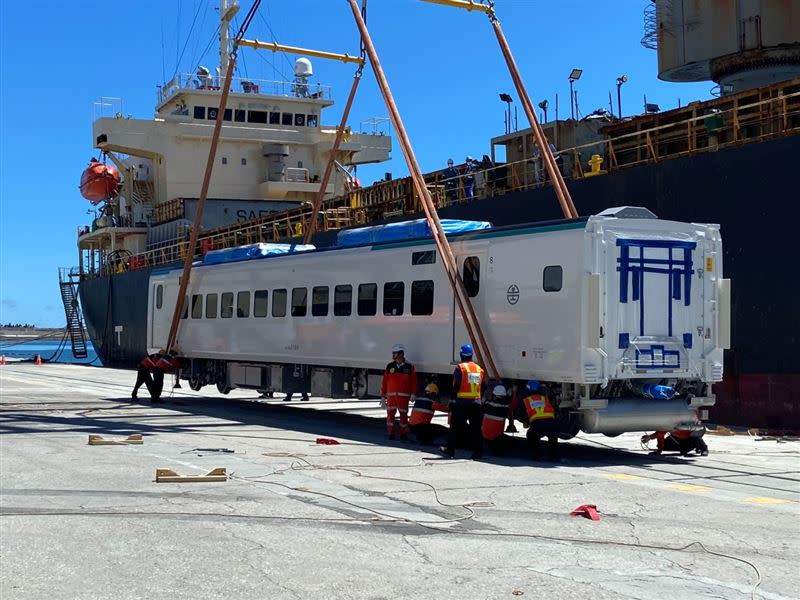 台鐵局新購EMU3000型城際列車，運抵花蓮港卸船。（圖／Kolas競選團隊）