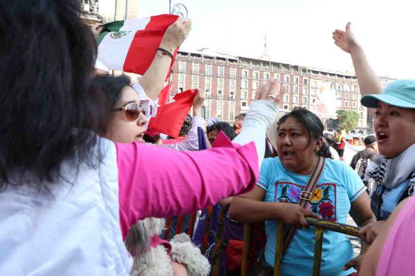 Miembros del CNTE y Marea Rosa pelearon durante concentración en el Zócalo 