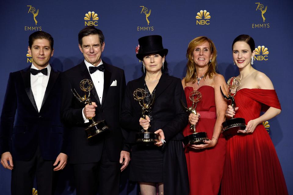 Michael Zegen, Daniel Palladino, Amy Sherman-Palladino, Sheila R. Lawrence und Rachel Brosnahan zeigen stolz ihre Emmys für die Serie „The Marvelous Mrs. Maisel“ her. (Bild: Kevork Djansezian/NBC/NBCU Photo Bank via Getty Images)