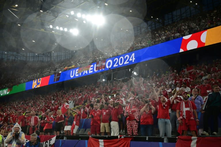 Der Mann, der während des Achtelfinalspiels der deutschen Fußballnationalmannschaft bei der Europameisterschaft auf das Dach des Stadions in Dortmund kletterte, hat dort offenbar Fotos machen wollen. (Tobias SCHWARZ)