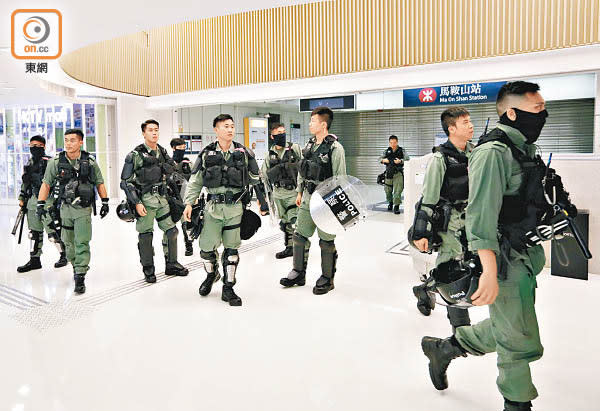 多名防暴警員昨晚到港鐵馬鞍山站戒備。