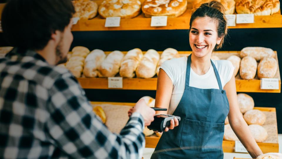 Los expertos recomiendan que el consumidor apoye su tarjeta en el POS y no entreguen el plástico