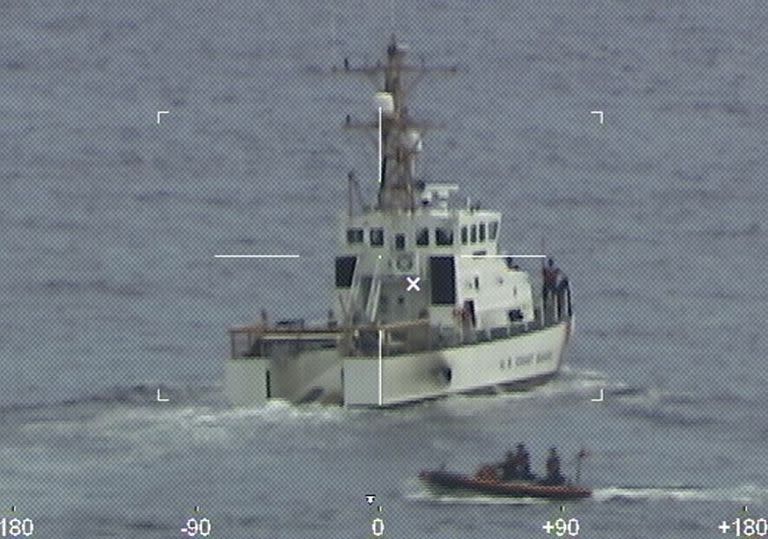 Nuevamente ocurre un naufragio de un bote con migrantes a bordo, esta vez en la costa de Puerto Rico. Ya el martes pasado, la Guardia Costera debió iniciar una operación de rescate para buscar a las personas desaparecidas de un barco volcado frente a la costa de Florida. (Guardia Costera de Estados Unidos vía AP)