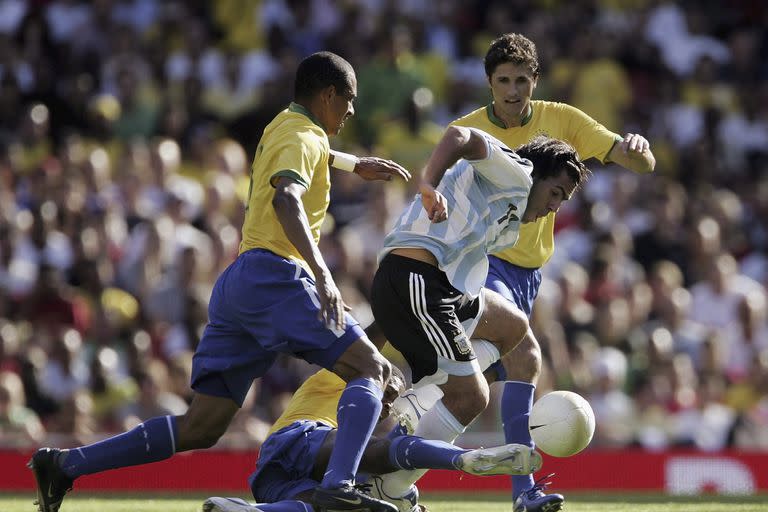 Argentina-Brasil, un amistoso en Londres, en 2006... Carlos Tevez contra tres brasileños: parado, lo espera Edmílson; ganó el Scratch por 3-0