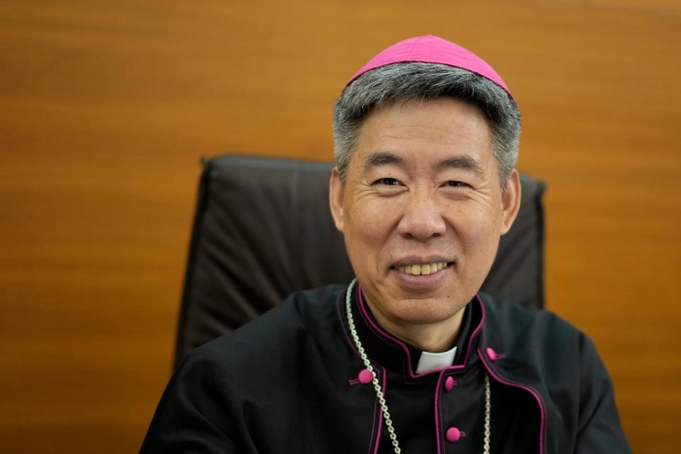 中國上海教區主教沈斌2023年由中國片面任命，事後才由教宗方濟各追認。美聯社
