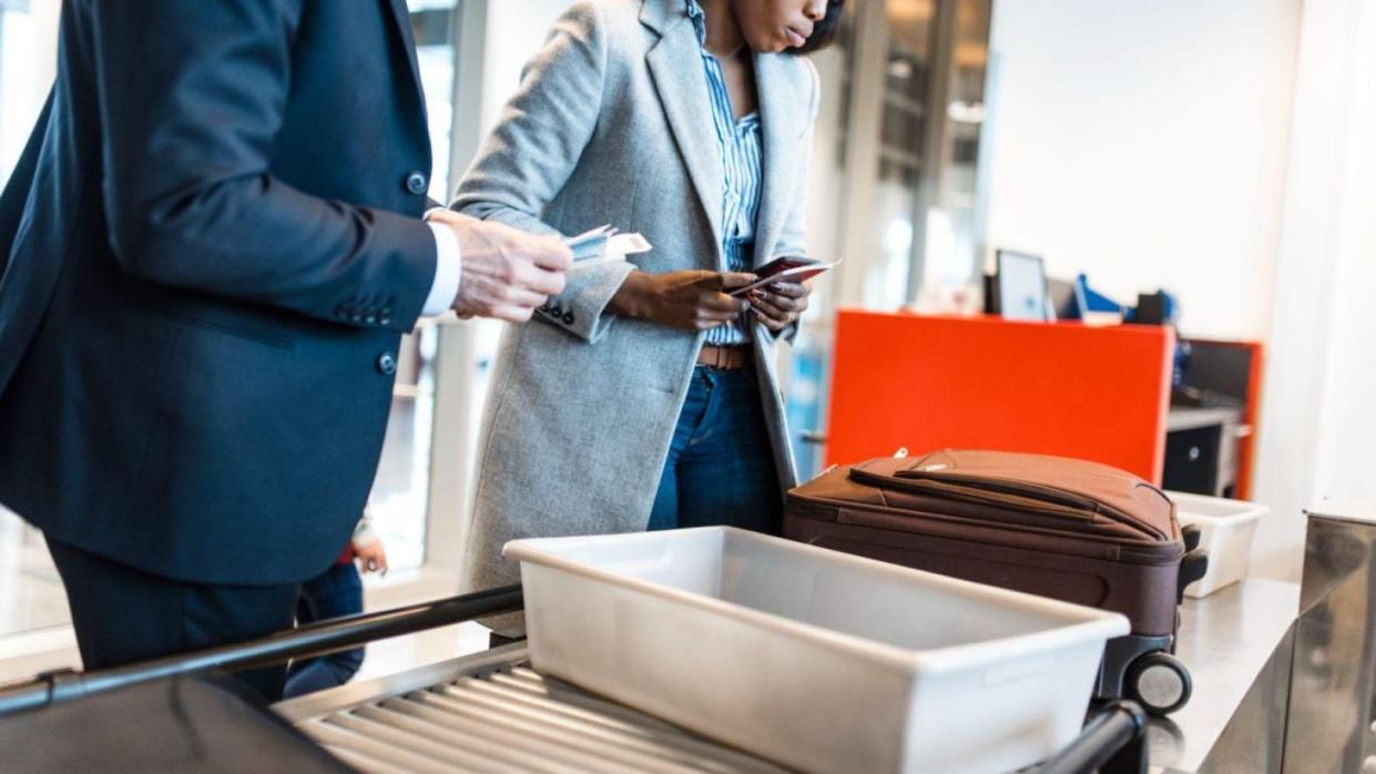 En el aeropuerto la gente siempre me pregunta por este estuche transparente de 11 dólares que compré en Amazon: “¡es muy fácil pasar por el control de seguridad!”. (Foto: Getty)