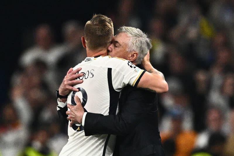 Madrid's Toni Kroos and coach Carlo Ancelotti embrace during the UEFA Champions League final soccer match between Borussia Dortmund and Real Madrid CF at Wembley Stadium. Tom Weller/dpa