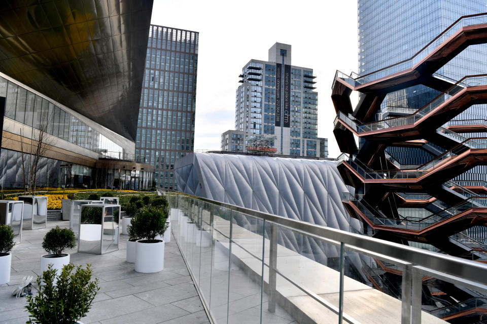 <p>La obra se encuentra junto a The Shed, un centro cultural que aparece al fondo de esta imagen que aún no ha sido inaugurado. (Foto: Dimitrios Kambouris / Getty Images). </p>