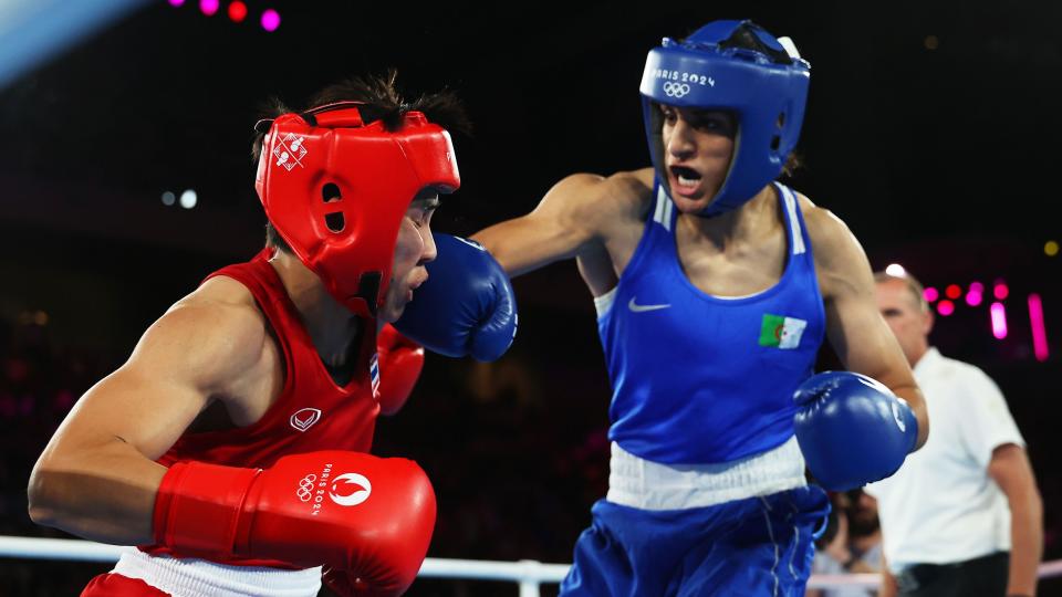 La tailandesa Janjaem Suwannapheng recibe un puñetazo de parte de la argelina Imane Khelif en la semifinal de peso wélter femenino de los Juego Olímpicos París 2024.