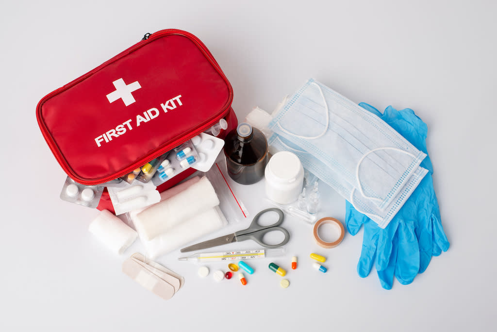 Chez soi comme en vacances, il est essentiel de garder une trousse de premiers secours. (Photo : Getty Images)