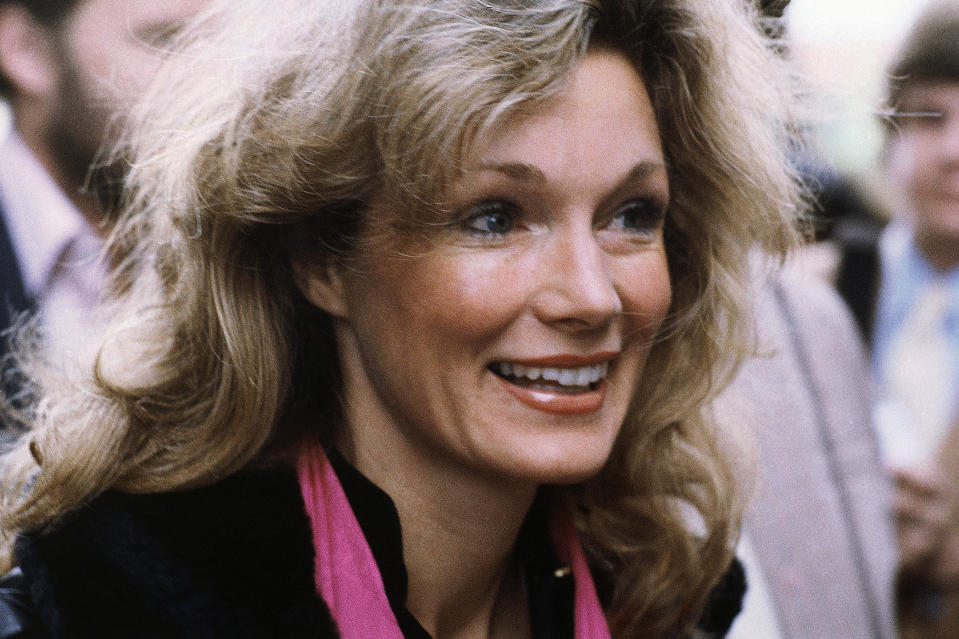 ARCHIVO - La actriz Yvette Mimieux llega al estreno de "Dead Mean Don't Wear Plaid" en Los Ángeles el 9 de mayo de 1982. Mimieux, estrella de cine de los años 60 que apareció en películas como "Where the Boys Are", "The Time Machine" y "Light in the Piazza", murió de causas naturales mientras dormía la madrugada del martes 18 de enero de 2022 en su casa en Los Ángeles. Tenía 80 años. (AP Foto/Doug Pizac, Archivo)