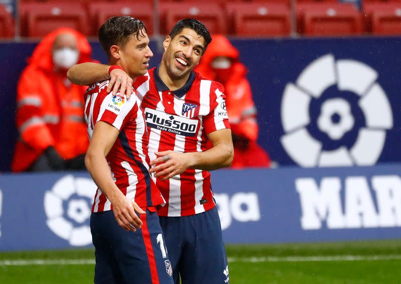 Luis Suárez celebra con Marcos Llorente tras anotar su segundo gol en el triunfo 3-1 del Atlético de Madrid sobre el Elche por la Liga Española de fútbol, en el estadio Wanda Metropolitano, Madrid, España