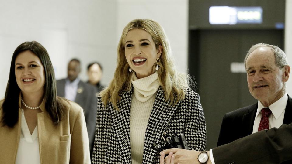 Ivanka Trump (M) nimmt an der Abschlussfeier der Olympischen Winterspiele in Pyeongchang teil. Foto: Ahn Young-Joon/AP POOL