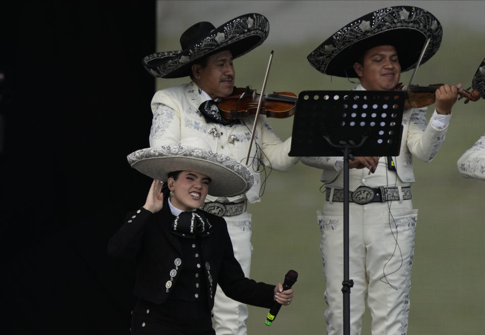 La cantante mexicana Camila Fernández durante su concierto en el segundo día del festival Arre en la Ciudad de México el 10 de septiembre de 2023. (Foto AP/Fernando Llano)