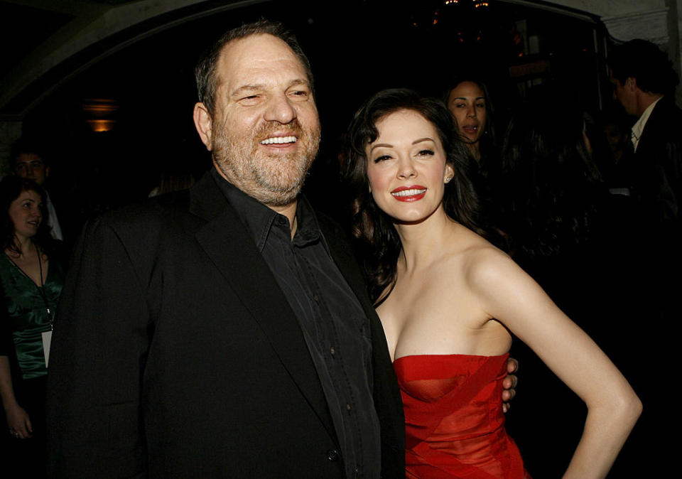 Rose McGowan a été l'une des premières à dénoncer les agissements de Harvey Weinstein. C'était en 2017, dans les colonnes du <em>New York Times</em>. L'actrice y expliquait avoir été invitée dans la chambre d'hôtel du producteur, un soir de 1997. Alors qu'elle est âgée de 23 ans, il lui demande de la masser et de de le regarder prendre une douche. Au moment de la sortie de l'affaire Weinstein, la comédienne ne pouvait pas confier tous les détails de cette soirée. En cause, un accord financier légal entre les deux parties, à hauteur de 100 000 dollars.