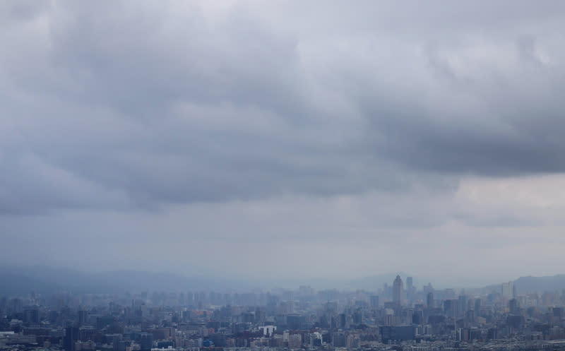 鋒面通過易有對流性降雨　雲層籠罩大台北地區 中央氣象署指出，鋒面通過，1日各地易有對流性降 雨出現，西半部、宜花地區可能有短延時強降雨，伴 隨雷擊和強陣風，西半部局部並有大雨發生機率。圖 為自碧山巖鳥瞰雲層籠罩的大台北地區。 中央社記者王飛華攝  113年5月1日 