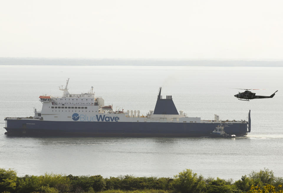 Un helicóptero de la Fuerza Aérea Salvadoreña escolta al ferry Blue Wave mientras se prepara para atracar en el puerto de La Unión, El Salvador, el jueves 10 de agosto de 2023. (AP Foto/Salvador Meléndez)